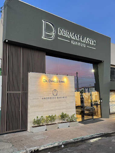 Fachada do Instituto DermaPlastic à noite
